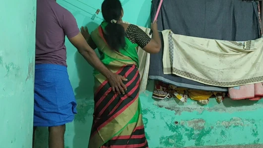 Üvey anne yatak odasının duvarını temizliyor üvey oğluyla gerçek ev yapımı seks yaptım