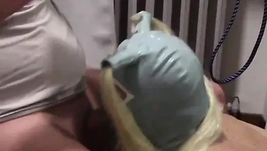 Sarı iki kuyruklu MILF ağzına alıp boşalıyor