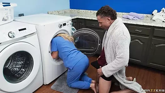 Yaramaz hemşire Danielle Renae Brazzers'ın içine boşalıyor