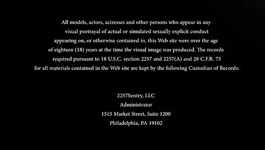 Tasmalı aşağılık köle dom'un aletini emiyor ve kıçını yalıyor