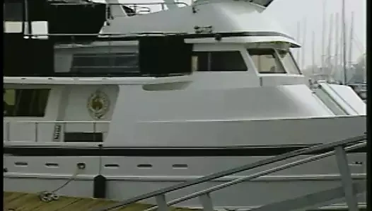 Asılı adam uzun yarağını emerken kanepede rahatlıyor, sonra sikişiyor