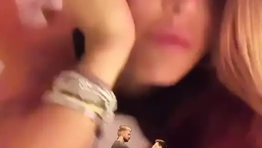 Lei ama farsi massaggiare il culo!!