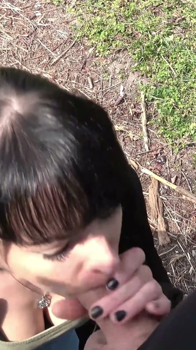 Elisa 18 ve bella x - açık havada sakso, mastürbasyon yapıyor ve ormanda işiyor