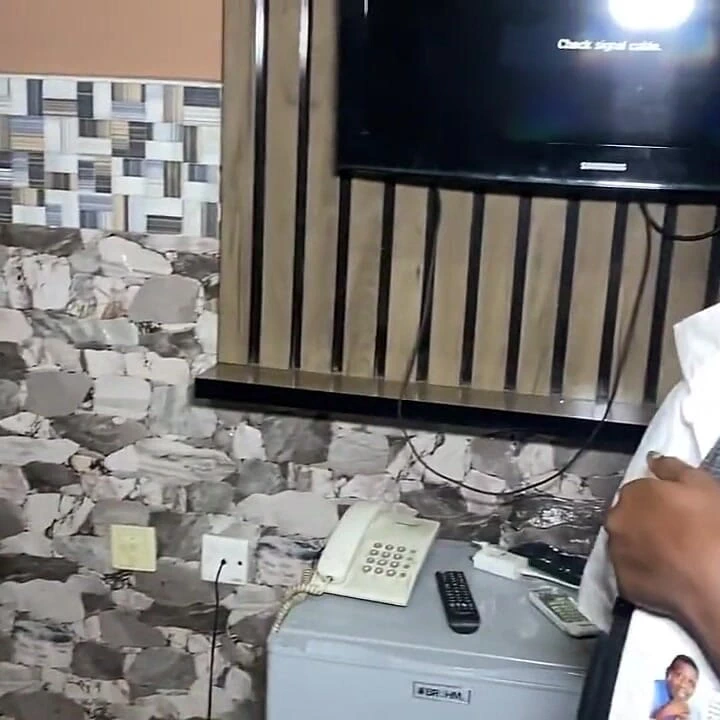 Yaramaz azgın sapık genç kız büyük zenci yarağını ziyaret etmek için sınavı atlıyor