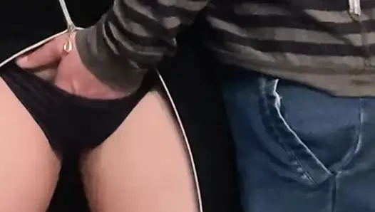 Omg!!! Kalabalık metrodaki yabancı - amcık parmaklıyor