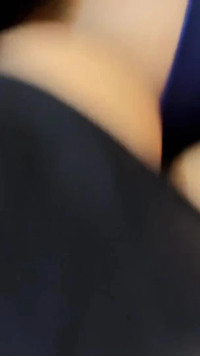 Ateşli İranlı orta yaşlı seksi Müslüman üvey anne üvey oğluyla aldatıyor ve otelde yatağında büyük bir dildoyla seks yapıyor | Klip 1