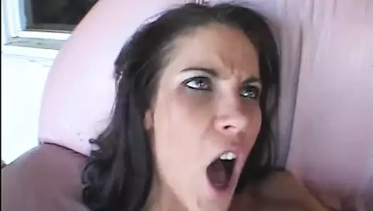 Olgun esmer becerdin sert ve hunk üzerinde kanepe