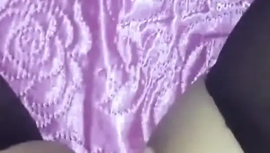 Porno kız külotlu çorapla mastürbasyon yapıyor ve bakış açısıyla inliyor