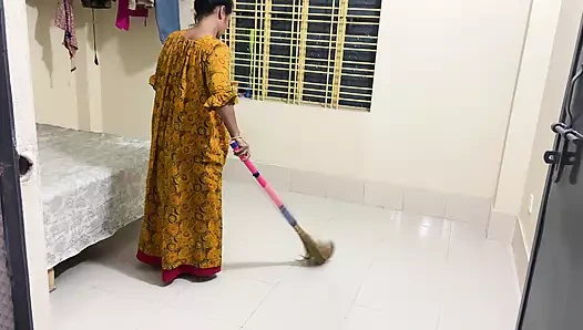 Evimde hizmetçiye sarıldım ve sikişmeye başladım