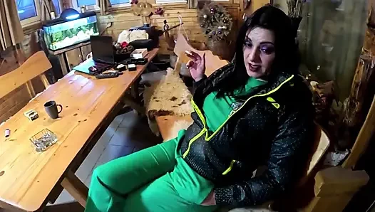 Green Downjacket sigara içmeyi azdırıyor, aşağılıyor ve dağınık döl oyunu