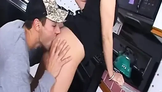 Azgın orta yaşlı seksi kadın yoğun amcık yeme ve sert sikişten ıslak