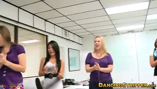 Giyinik kızlar onun horoz emmek için erkek striptizci davet ediyor