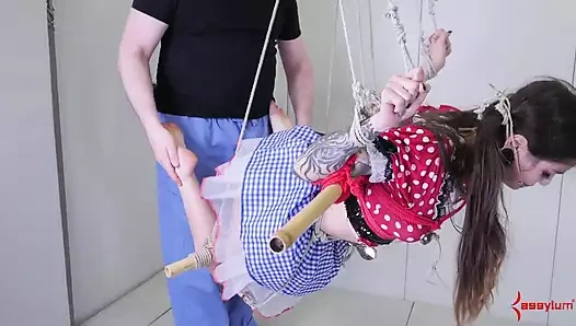 Yüzü sikilen itaatkar kız bağlı ve oyuncakla sikiliyor