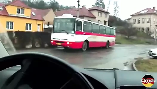 Azgın bir esmer arabada sert bir yarak almayı seviyor