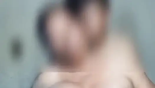 Üvey anne ateşli ve seksi meme uçları ile oynuyor