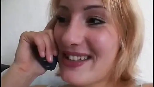 Sarışın telefon arayan arkadaşıyla sikişiyor