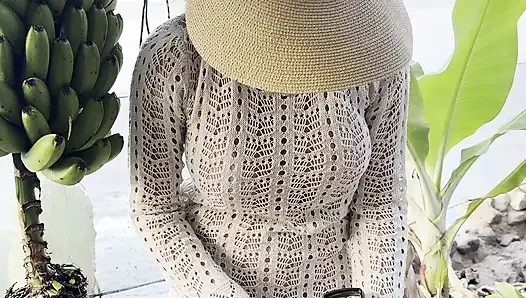 Büyük amcık dudaklarıyla tarlada yürüyen bir kız, açık havada