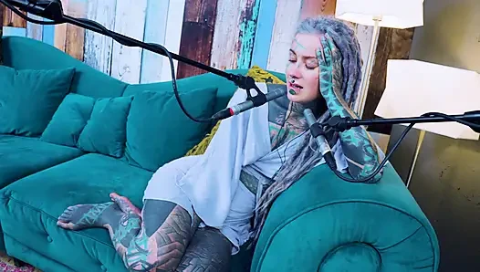 U hakkında konuşuyorum - rahatsız - asmr podcast sfw konuşuyor gotik sıska kız dreadlocks dövmeli model dövmeli kız