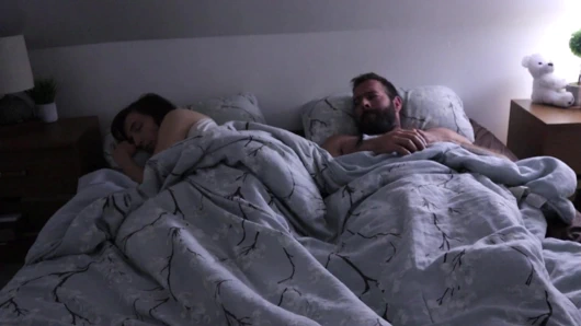 Üvey oğlu ve üvey annesi arasında yatağı paylaşan plansız seks