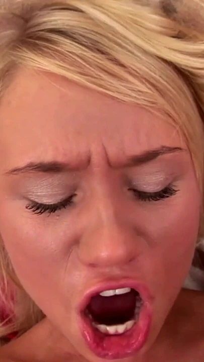 Захватывающий момент из "Грязная анальная игра с большим дилдо между двумя шалавыми лесбиянками, пока они одни дома"