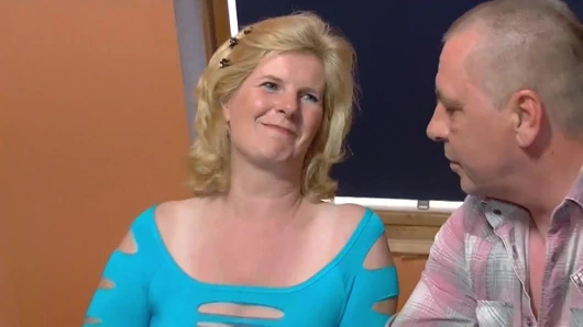 Piercingli orta yaşlı seksi kadın amcık ve adamı simone ile