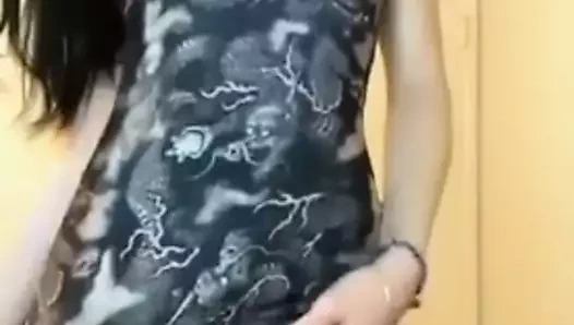 Genç seksi ts size vücudunu gösteriyor