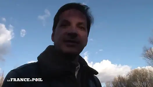 Charlie, sosyoloji okuyor, sert sikilmeyi ve döl yutmayı seviyor
