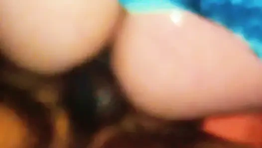 Sulu amcıklı orta yaşlı seksi kadın edepsizce konuşuyor, yarak istiyor ve her şeyi ıslatıyor, bunu kocasından nasıl gizler?