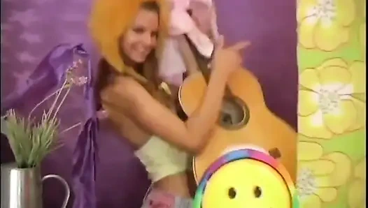 Güzel memeli iki harika azgın genç kız sıkı amına dildoyla mastürbasyon yapıyor