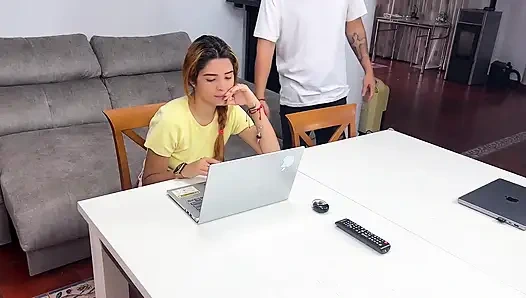 İtaatkar hiçbir şey söylemeden sert sikilmeye ve sonunda coo'sunun içine boşalmaya izin veriyor