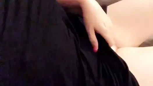 Siyah elbiseli sıcak vücudunu gösteren adım anne