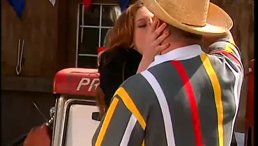 Kovboy tulumlu zengin bir adamın büyük memeli seksi karısını benzin istasyonunda sikiyor