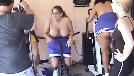 Tıknaz ponpon kızların kamera arkasının tadını çıkarın