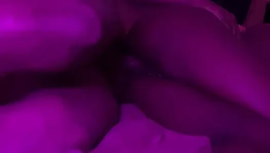Seksi zenci 18 yaşındaki sıkı sulu amcık büyük zenci yarağı tarafından arkadan sert sikiliyor