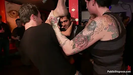 Büyük memeli sarışın porno yıldızı barda götünü siktiriyor