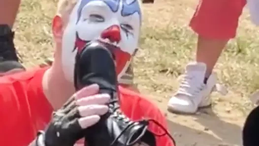 Bir palyaço tarafından tapan çamurlu çizme