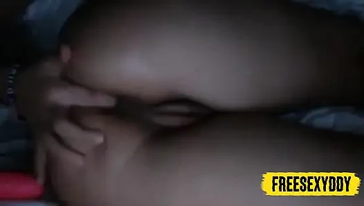 İlk olarak Emily'nin Dildo ile Mastürbasyon Yaptığı K the Royal
