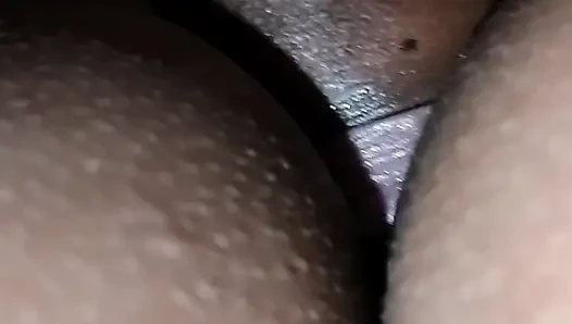 Geceleri odada ateşli baldızı aradı ve onu arkadan sikti.