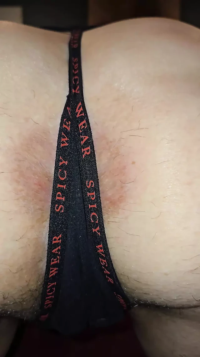 Соблазняет очко стрингами