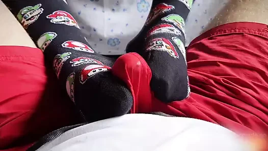 şort üzerinde footjob, giysi içinden boşalmak, footjob, sockjob