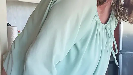 Sigara içerken dildomun tadını çıkarıyorum