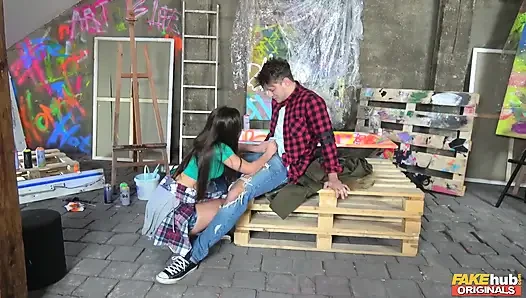 Fakehub Originals - çarpıcı Kristy Black Michael'ı stüdyosuna davet ediyor ve sikini palet üzerinde emiyor
