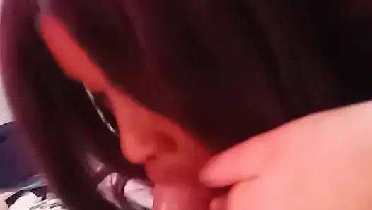 18 yaşındaki üniversiteli kız beyaz yarak emiyor