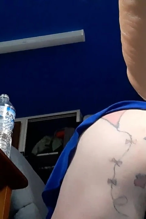 Dövmeli göt deliği olan kadın kılıklı kadın kılıklı