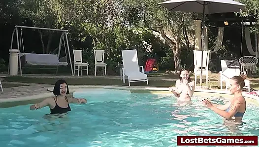 Striptiz voleybolu kaybedeni açık havada şehvetli bir meydan okumayla karşı karşıya