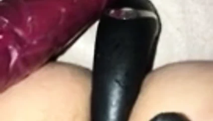 Kremsi kedi üzerinde yapay penis ve siyah eldiven
