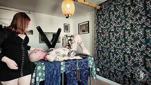 Şehvetli eşarp bağları azdırıyor: inanna adalet çaresiz olana kadar bağlıyor ve azdırıyor