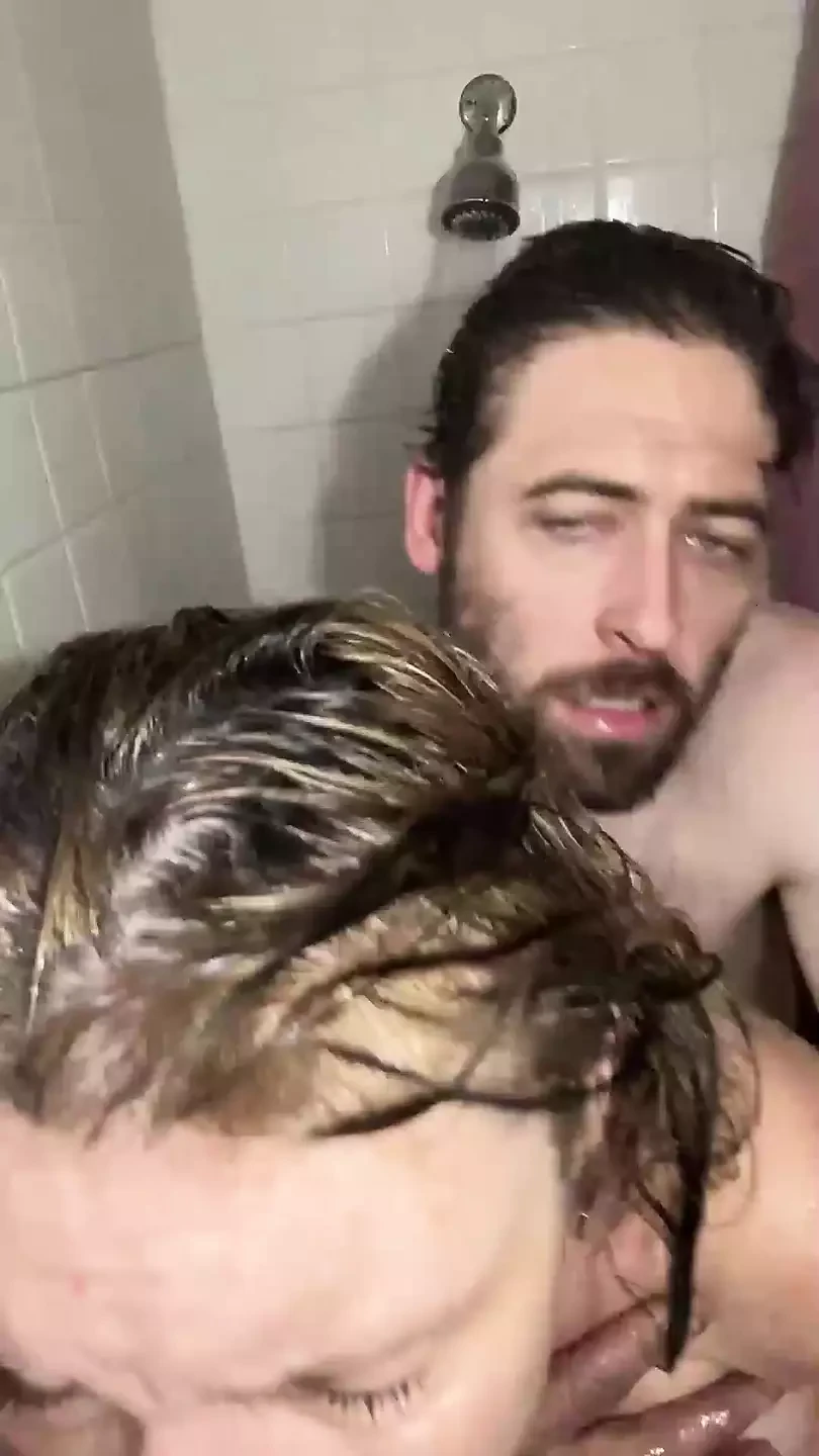 Mamando y cogiendo en la ducha