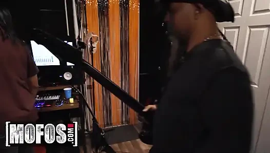 Mofos - büyük memeli nia bleu'nun stüdyo ziyareti sert bir domaltmalı sikiş için dizlerinin üstüne düşerken çıldırıyor