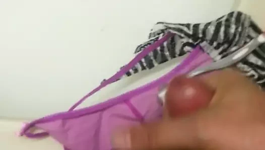 pantyboy vinie'nin diş fırçası ve külot üzerinde cumming